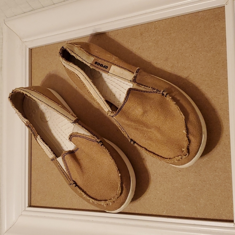 Canvas Walu tan Crocs size 9